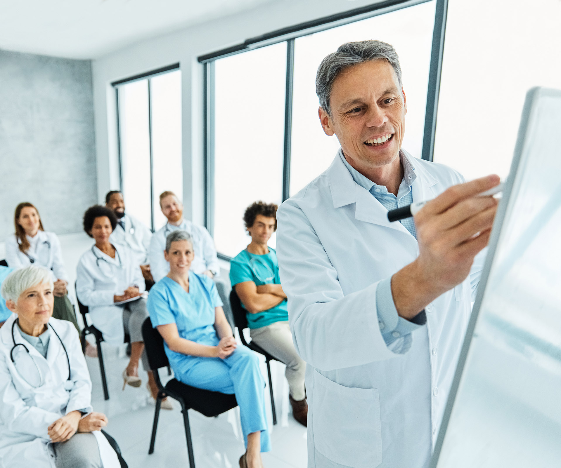 Médico Médica Saúde Cuidado Banco Finanças Financeira Crédito Negócio Agência Bancária Cooperativa Cooperativismo Coop